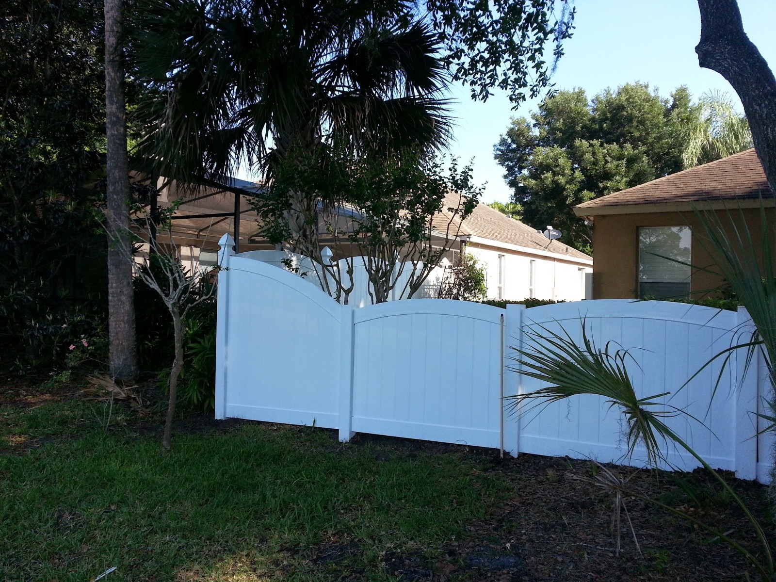 4' HIGH DOMED WHITE VINYL TONGUE & GROOVE PRIVACY