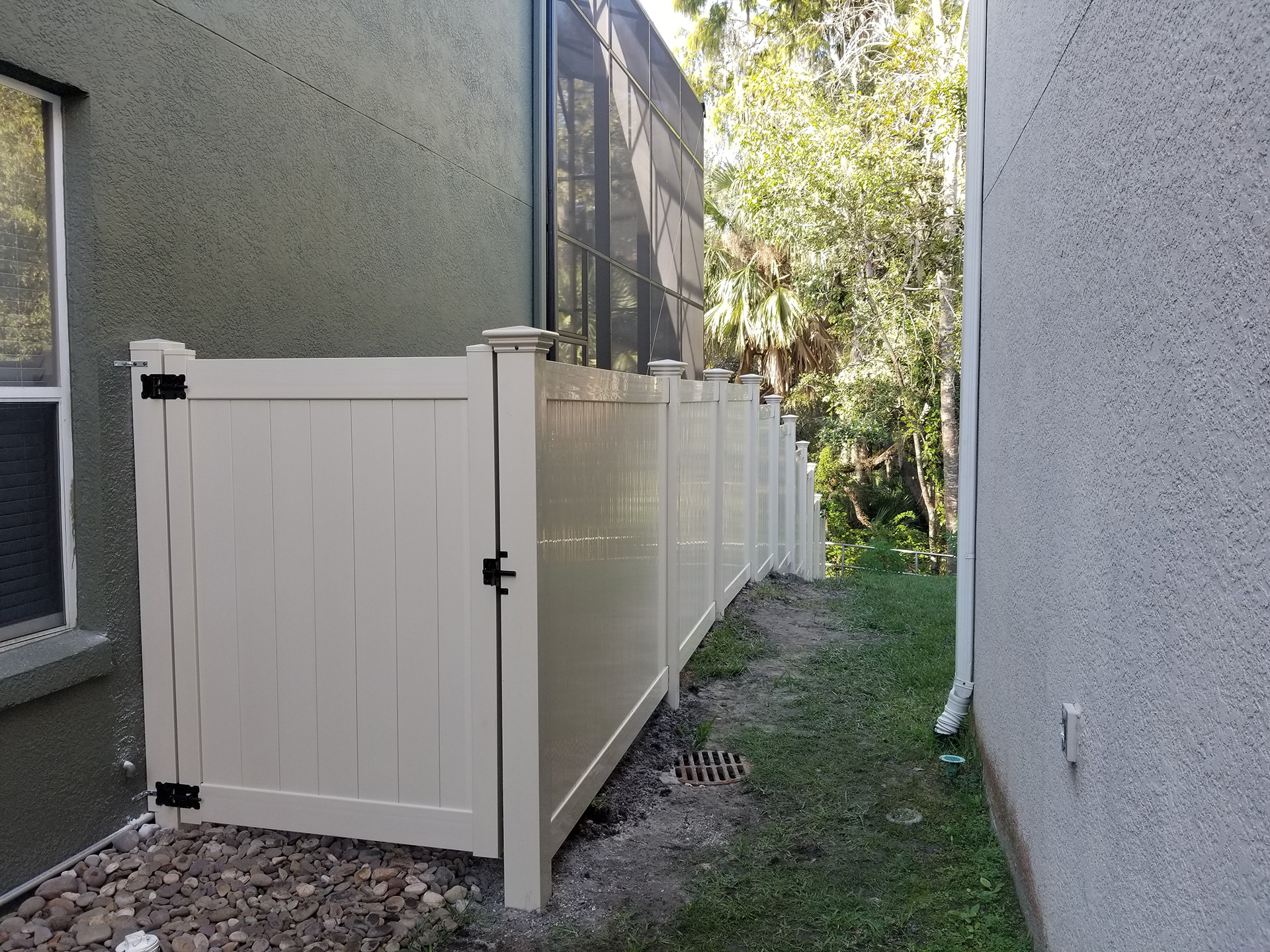 white color vinyl fencing