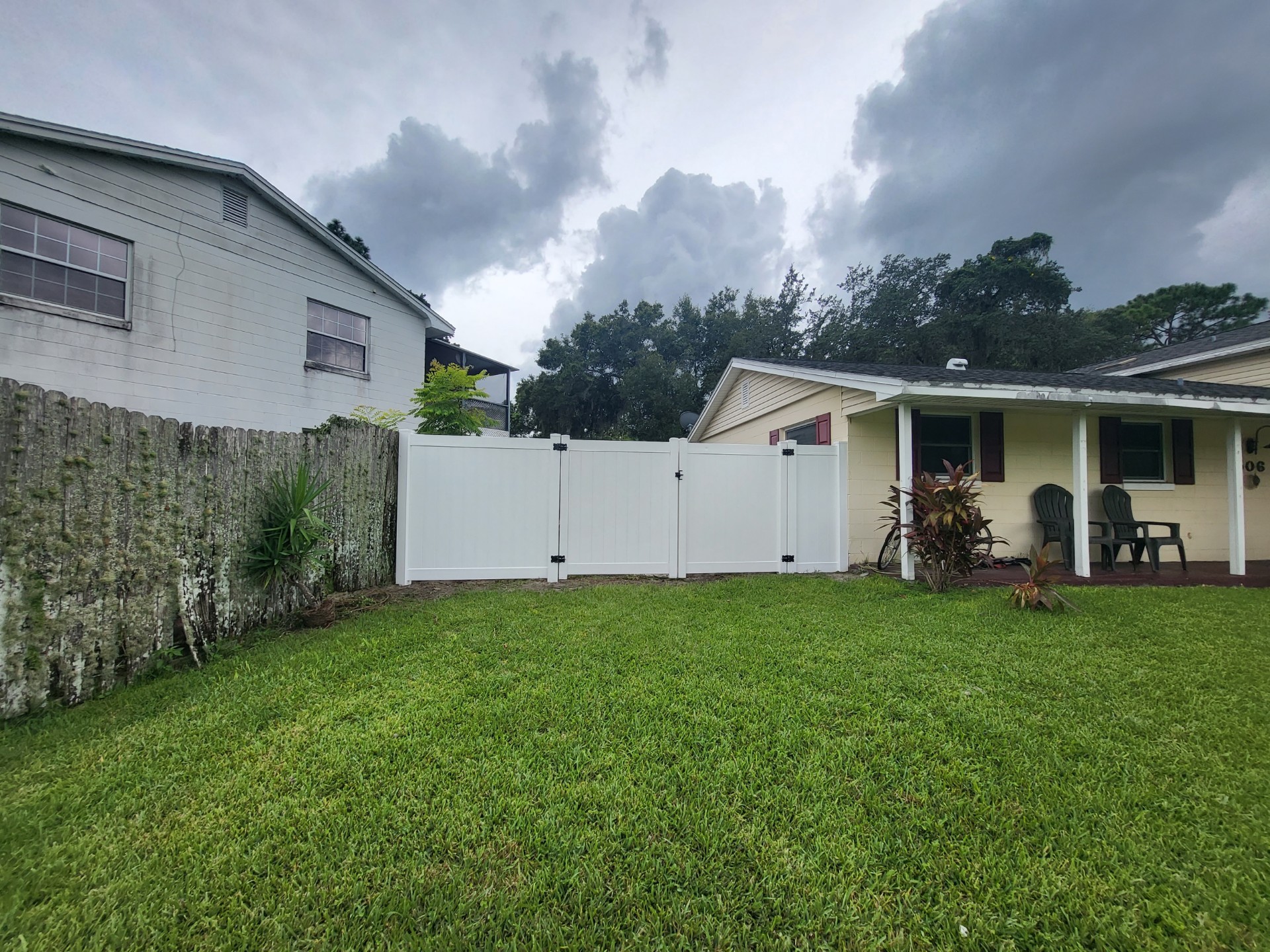 vinyl fence outside house