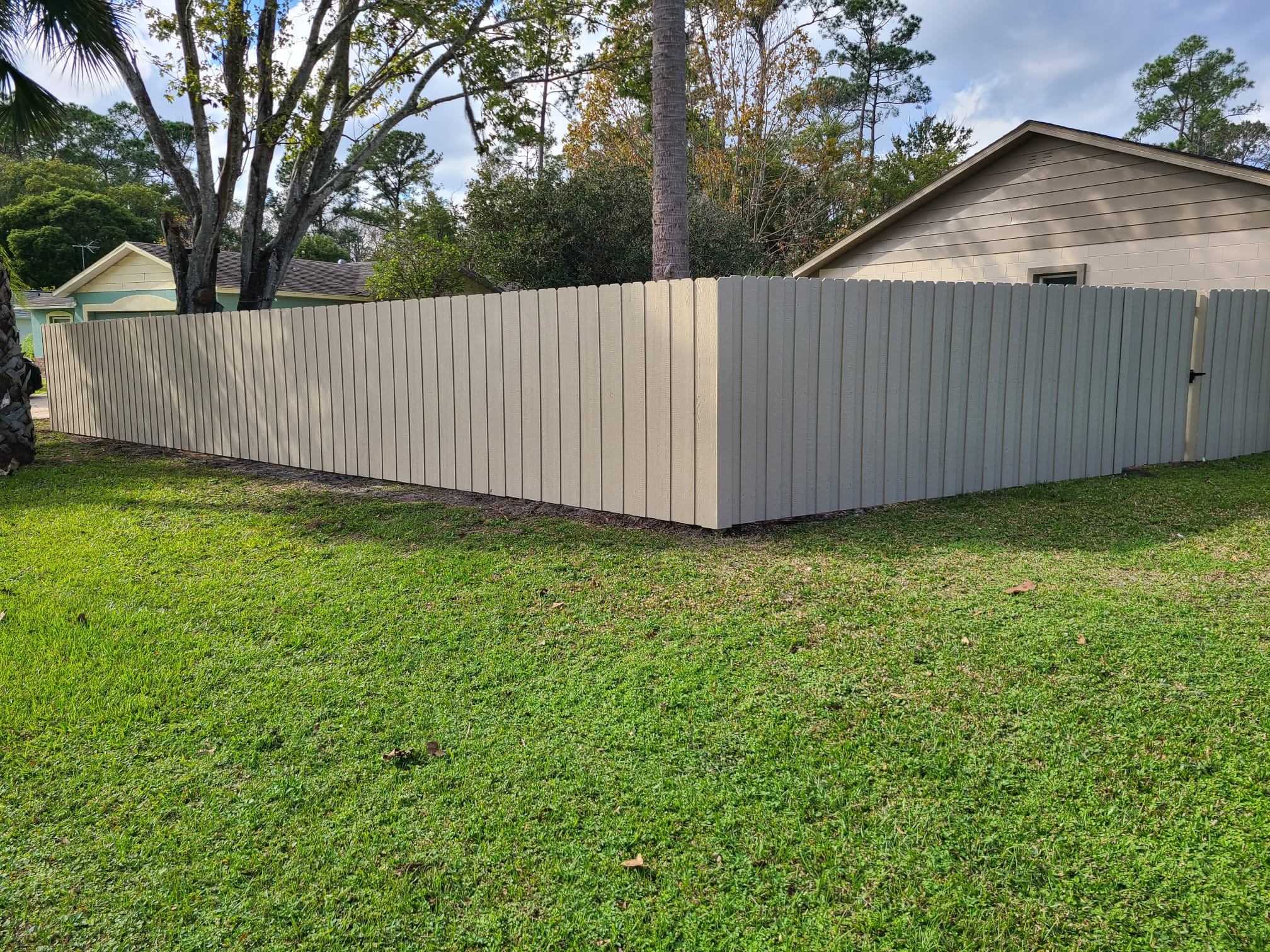 vinyl fencing in lawn